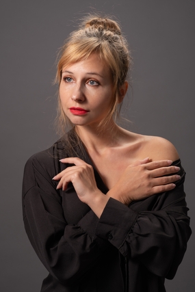 性感小露香肩人体模特艺术摄影图片